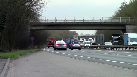 Traffic-moving-south-along-the-A34-road-in-Oxfordshire,-England,-UK