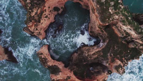 Vista-Ascendente-Hacia-Abajo-De-La-Formación-Rocosa-Erosionada-De-Acantilados-Costeros-Y-Olas-Rompientes-Por-Drones-Aéreos-4k-En-Ponta-Da-Piedade-Cerca-De-Lagos-En-La-Región-Del-Algarve-De-Portugal