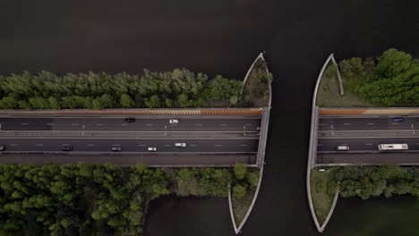 Untergetauchte-Autobahn-Mit-Verkehr,-Der-Unter-Dem-Veluwemeer-Aquädukt-Hindurchfährt,-Von-Oben-Gesehen