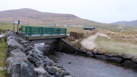 Vista-Panorámica-Del-Paisaje-De-La-Corriente-De-Agua-Que-Fluye-Libremente-En-El-Campo-Rural-De-La-Isla-De-Barra-En-Las-Hébridas-Exteriores-De-Escocia,-Reino-Unido