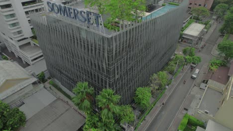 Aerial-perspective-of-Emporium-Shopping-Mall,-while-Somerset-Maison-Asoke-presents-luxurious-4-star-stays-in-Bangkok's-vibrant-Watthana-District