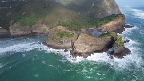 Taitomo-Rock-Im-Tasman-Lookout-Track,-Waitakere-Ranges-Regionalpark,-Piha-Beach,-Region-Auckland,-Nordinsel,-Neuseeland