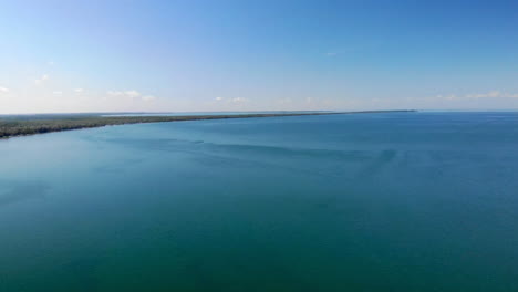 Imágenes-Panorámicas-Aéreas-Del-Hermoso-Lago-Huron-Cerca-De-Caseville,-Michigan-En-El-Verano