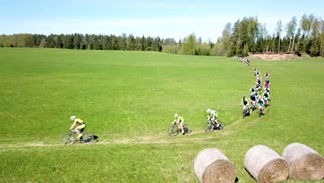 Radfahrer,-Die-Im-Offroad-Abschnitt-Dieses-Rennens-Antreten