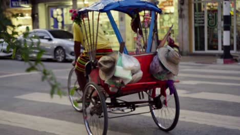 Un-Colorido-Taxi-En-Bicicleta-Entrando-Al-Tráfico-De-Una-Calle-En-Tailandia