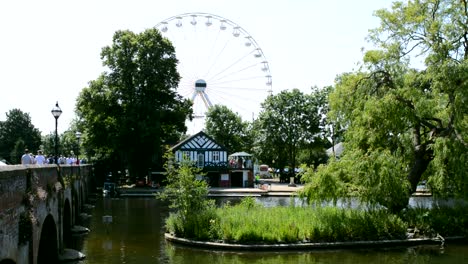 Riesenrad-Am-Ufer-Des-Flusses-Avon-In-Stratford-upon-Avon,-England-Im-Sommer-Mit-Blick-Auf-Die-Straßenbahn-Fußgängerbrücke