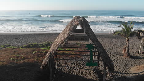 Drohnenaufnahme-Eines-Strandes-Und-Strohhütten-In-Guatemala