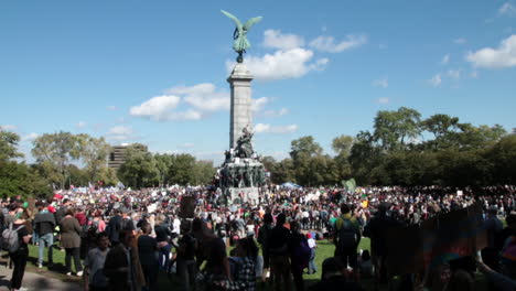 Große-Menschenansammlung-An-Der-Statue-Im-Mount-Royal-Park-Während-Des-Protestmarsches-Zum-Klimawandel