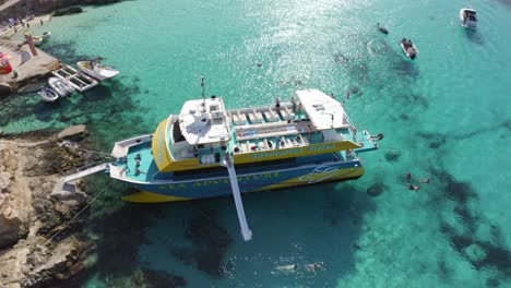 Video-Zeigt-Blaues-Meer-In-Malta-Mit-Boot-Und-Menschen,-Die-Im-Meer-Schwimmen