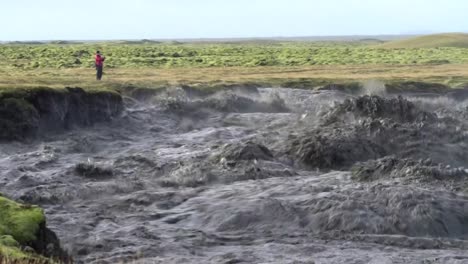 Una-Inundación-Glacial-En-El-Sur-De-Islandia-Causada-Por-La-Actividad-Geotérmica-Bajo-Un-Glaciar.