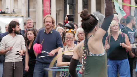 Hula-Hoop-Tänzer-Treten-In-Zeitlupe-In-überfüllten-Straßen-Londons-Auf