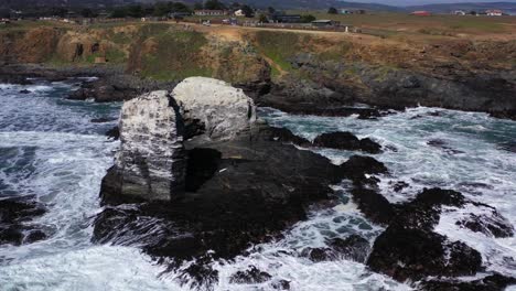 Surfen-In-Punta-De-Lobos,-Chile,-Sonniger-Tag,-Unglaubliche-Landschaft,-Aufgenommen-Mit-Drohne