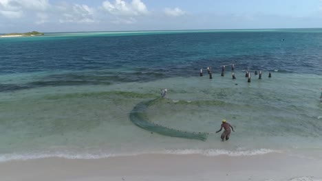 Tres-Hombres-Pescadores-Capturan-Sardinas-Con-Red-Usando-Sus-Manos