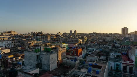 Lapso-De-Tiempo-Aéreo-Del-Barrio-Residencial-En-La-Vieja-Ciudad-De-La-Habana,-Capital-De-Cuba,-Durante-Una-Colorida-Puesta-De-Sol-Nublada