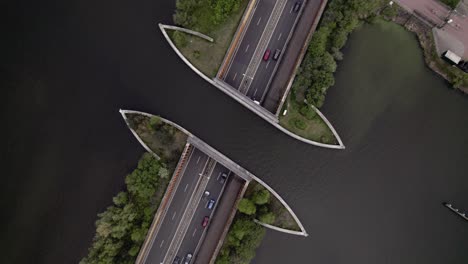 Autobahn-Luftaufnahme-Von-Oben-Mit-Verkehr,-Der-Unter-Dem-Veluwemeer-Aquädukt-Hindurchfährt