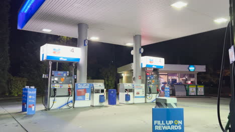 Chevron-Tankstelle-In-Der-Nacht-In-Port-Coquitlam,-BC,-Kanada