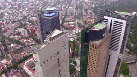 Vista-De-Rascacielos-En-El-Distrito-Financiero-De-La-Ciudad-De-México-En-La-Avenida-Reforma-Durante-Un-Día-Nublado