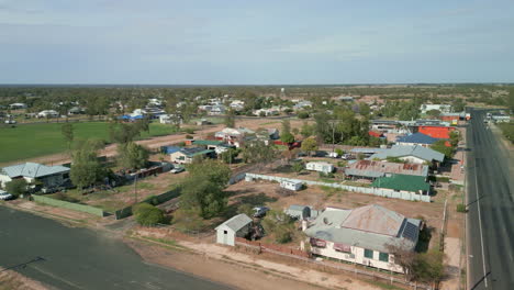 Drones-Aéreos-Vuelan-Sobre-El-Paisaje-Australiano-Seco-De-Yelarbon-Alrededor-Del-área-Del-Pueblo,-Granja,-Caminos-Rurales-Y-Casas