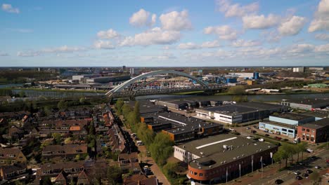 Bogenbrücke-überquert-Den-Fluss-Und-Verbindet-Wohnungen-Mit-Industriegebiet