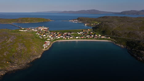 Vista-Aérea-Alrededor-Del-Pueblo-Pesquero-De-Antaño,-Puesta-De-Sol-De-Verano-En-El-Norte-De-Noruega