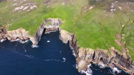 Vista-Aérea-Del-Punto-De-Vista-De-Yesnaby,-Costa-Pintoresca-De-Orkney-Escocia-Reino-Unido-En-Un-Día-Soleado,-Acantilados-Escarpados-Y-Paisaje-Verde,-Disparo-De-Drones-A-60-Fps