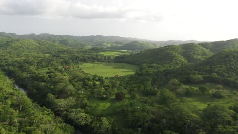 Toma-Aérea-Panorámica-De-La-Granja-De-La-Selva-Tropical-4k