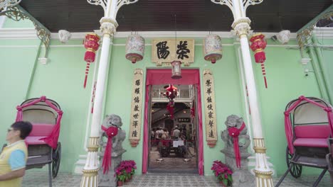 Approaching-Exterior-Shot-of-Pinang-Peranakan-Mansion-in-Penang,-Malaysia