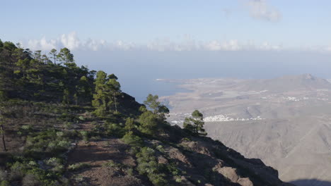 Sobrevuelo-Cinematográfico-Del-Pico-De-Las-Montañas-Que-Revela-Una-Vista-Panorámica-Sobre-El-Paisaje-Montañoso-Y-La-Costa-De-Gran-Canaria