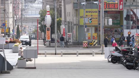 Fußgänger--Und-Fahrradstraßenüberquerung-In-Kobe,-Osaka,-Japan