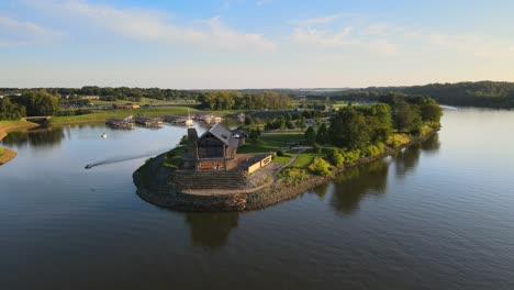 Erholsamer-Wochenendausflug-Freedom-Point-Clarksville-Luftaufnahme