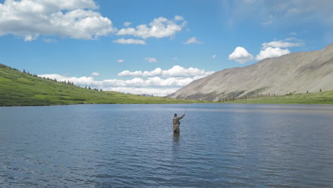 Disparo-De-Drone-De-Un-Pescador-Con-Mosca-En-Un-Lago-Alpino-Alto-En-Colorado