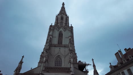 Cathedral-of-Bern,-Switzerland,-tilting-up-on-a-cloudy-day