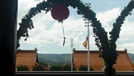 Vista-Desde-El-Templo-Budista-Con-Montañas-Y-Bandera-Budista.