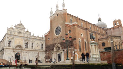 Una-Vista-De-La-Basílica-Dei-Santi-Giovanni-E-Paolo-Desde-Un-Taxi-Acuático-En-Venecia,-Italia