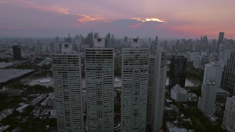 Drone-Aéreo-Disparado-Sobre-El-Horizonte-De-La-Ciudad-De-Bangkok-En-Tailandia-En-Una-Noche-Nublada