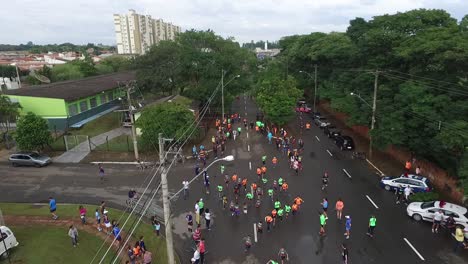 Toma-Aérea-De-Un-Dron-De-Niños-Compitiendo-En-Un-Maratón-Real-Con-Mucha-Gente.