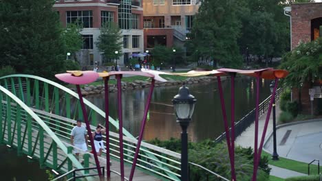 Disparo-Con-Vistas-A-Un-Puente-Y-Un-Río-En-Greenville,-Carolina-Del-Sur.