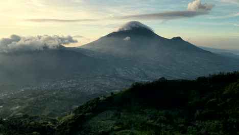 Hermosa-Vista-Mirando-Hacia-Arriba,-El-Sol-Sale-Ligeramente-Brumoso-Desde-La-Cima-De-La-Colina-Sikunir