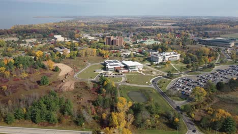 Vista-Aérea-Por-Drones-Del-Campus-Universitario-De-Green-Bay-De-La-Universidad-De-Wisconsin-En-El-Otoño