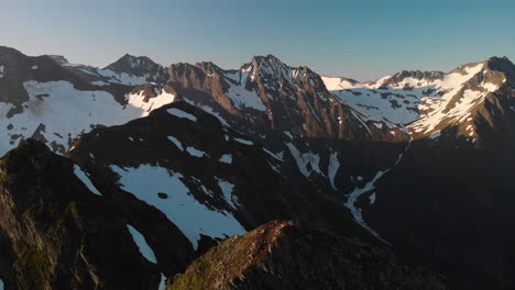 Vista-Aérea-De-Las-Cimas-De-Las-Montañas-En-Noruega-Sunnmøre