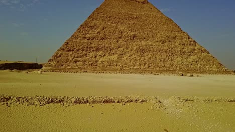 Luftaufnahme-Einer-Drohne-über-Dem-Wüstensand,-Die-Die-Prächtigen-Pyramiden-Ägyptens-Enthüllt