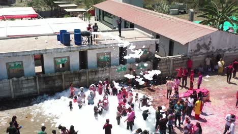 La-Cámara-De-Un-Dron-Muestra-A-Muchos-Hombres-Y-Niños-Jugando-Con-Agua.