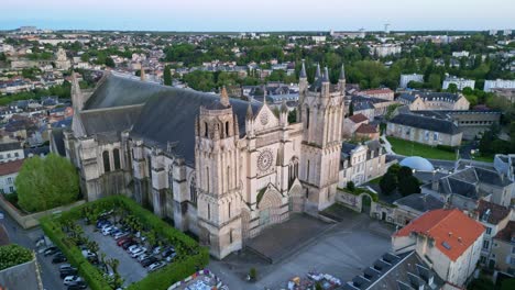 Catedral-De-San-Pedro-O-Pierre-En-La-Ciudad-De-Poitiers,-Francia