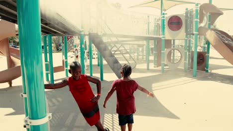 Dos-Niños-Jugando-En-Agua-Nebulizada-