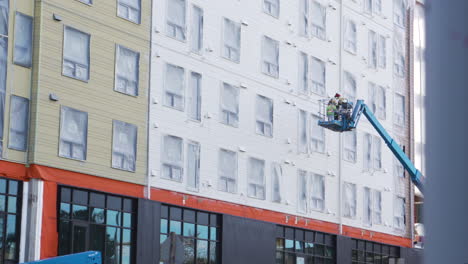 Un-Ascensor-Lleva-A-Los-Trabajadores-De-La-Construcción-Por-El-Costado-De-Un-Nuevo-Edificio-De-Apartamentos.