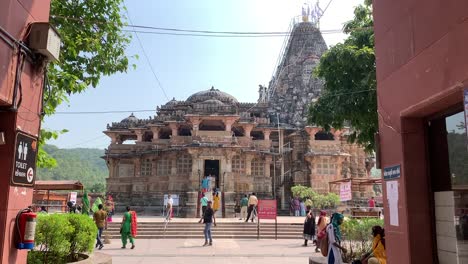 Many-people-are-going-to-have-darshan-in-the-temple