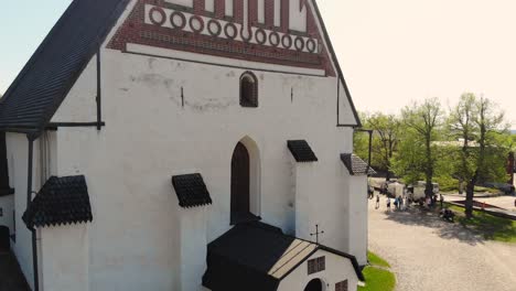 Toma-De-Drone-De-Una-Iglesia-Medieval-De-Piedra-En-Finlandia