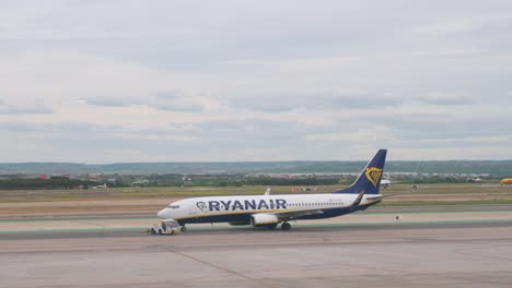 Ein-Flugzeug-Der-Irischen-Billigfluggesellschaft-Ryanair-Ist-Auf-Der-Startbahn-Des-Flughafens-Adolfo-Suárez-Madrid-Barajas-Zu-Sehen,-Während-Es-Sich-Auf-Den-Abflug-Zu-Seinem-Ziel-In-Madrid,-Spanien,-Vorbereitet.