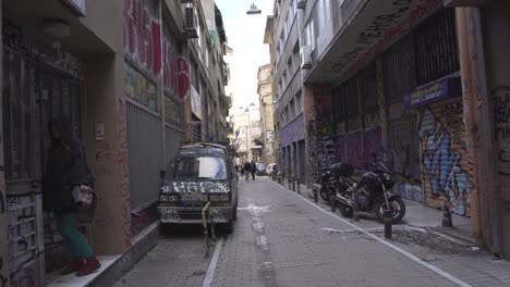 Städtische-Dunkle-Gasse-Voller-Graffiti-Im-Viertel-Psiri,-Athen,-Griechenland,-Alltäglicher-Urbaner-Lebensstil,-Touristengebiet