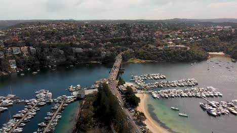 Vista-Panorámica-De-Drones-Estacionarios-Sobre-El-área-Del-Puerto-Deportivo-Con-Carreteras-Que-Muestran-El-Tráfico-Que-Fluye-En-Sydney,-Australia